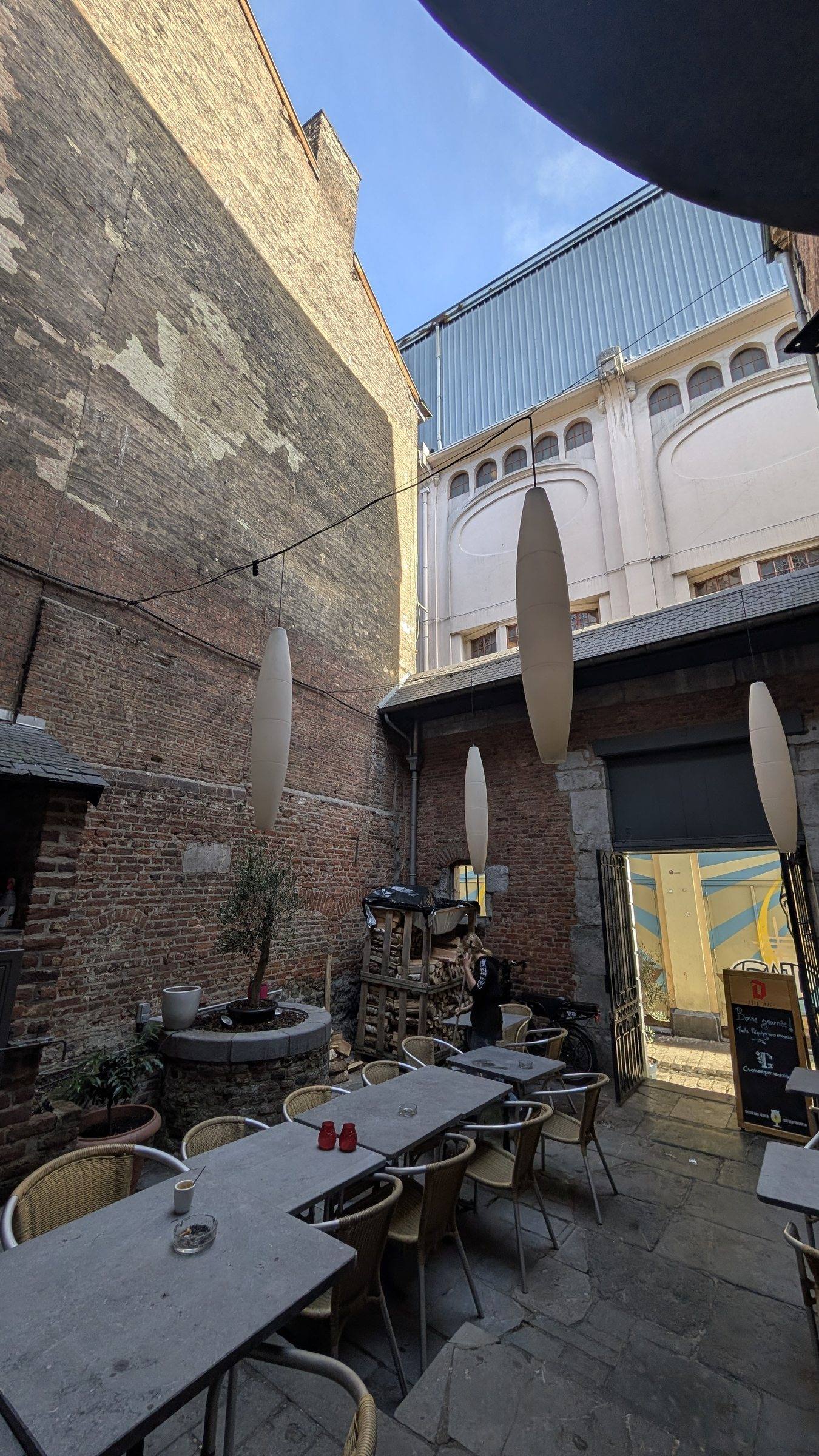 La cour intérieure et sa terrasse