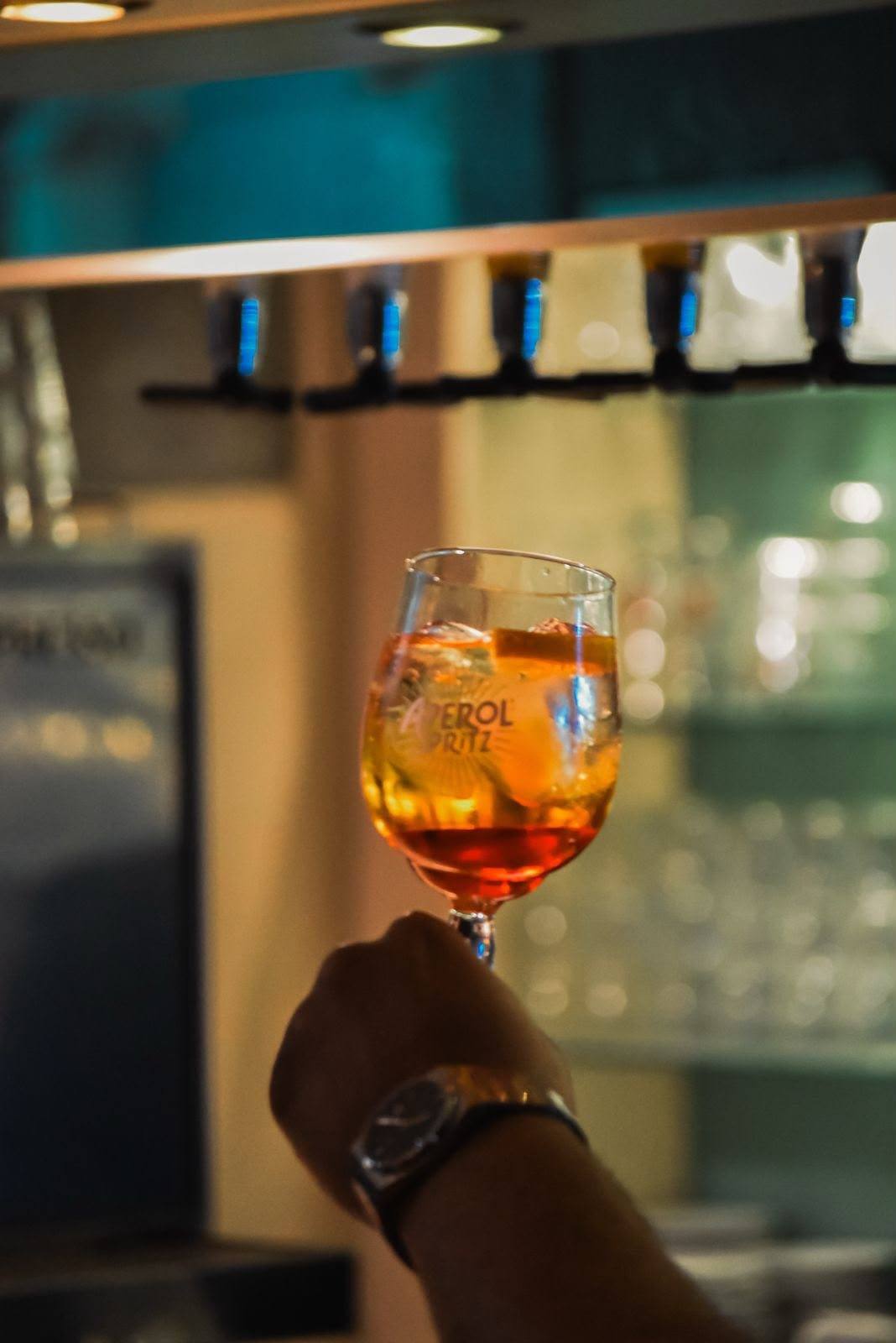 Un spritz levé au bar